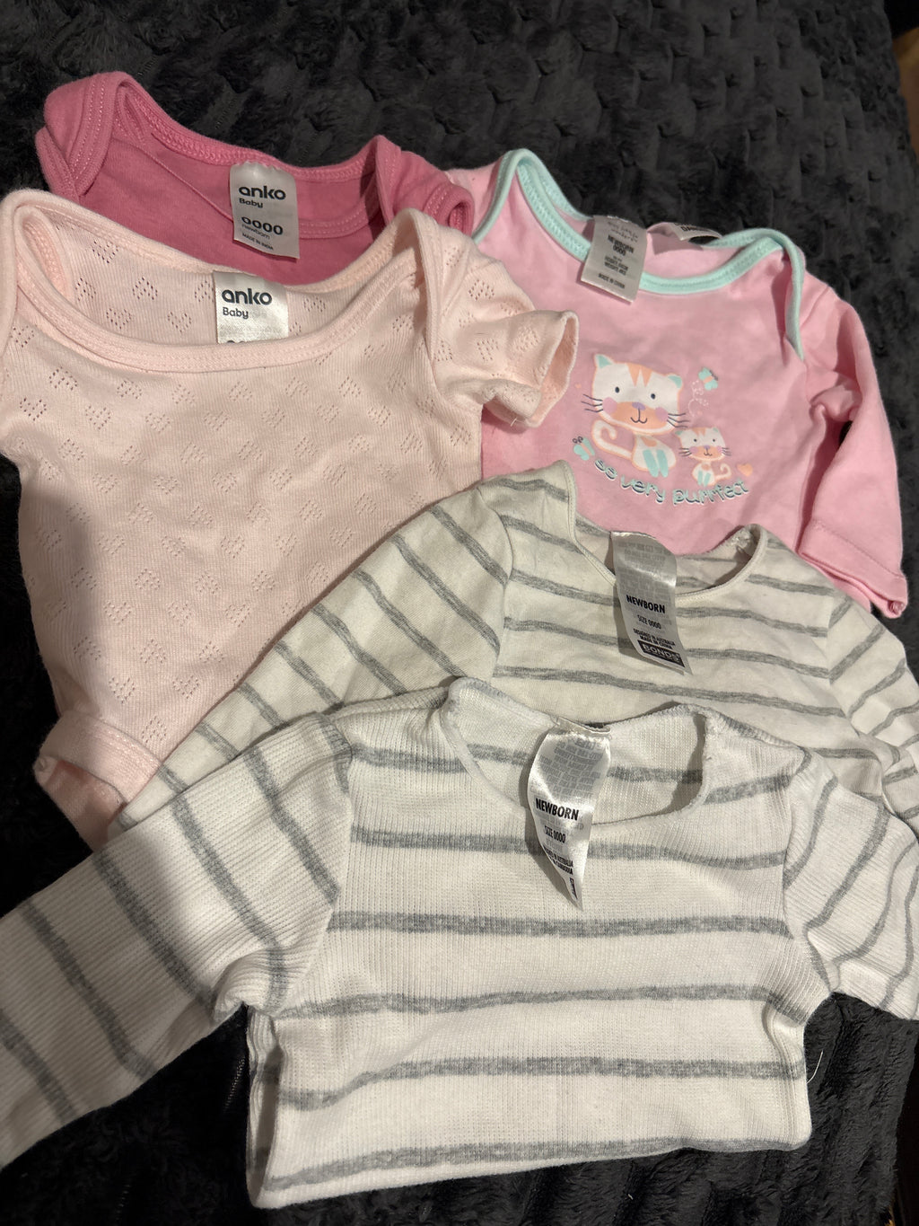 Mixes bundle of long and short sleeve body suits. 4 size 0000 and 1 size 00000
