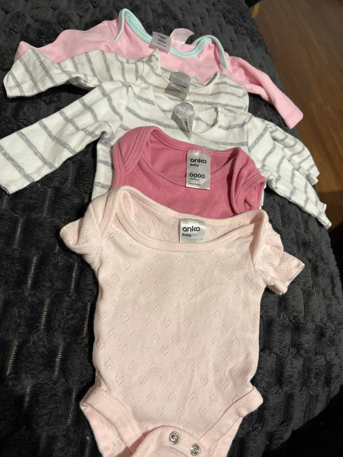 Mixes bundle of long and short sleeve body suits. 4 size 0000 and 1 size 00000